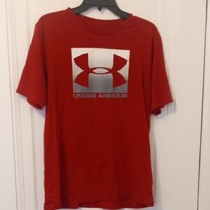 Men large red Under Armour tee